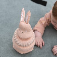 Trixie torre apilable conejo - juguete suave tambaleante Mrs. Rabbit rosa-2