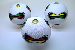 HOT Sports + Toys balón fútbol goma calle blanco talla 5 estampado