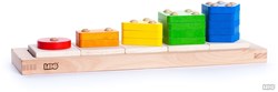 Bajo tablero apilable pirámide de madera con formas geométricas juguete
