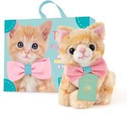 Studio Pets gatito de peluche Europeo de pelo corto con maleta y pasaporte