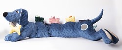 Mom's Care juguete sensorial para bebé - peluche salchicha azul y protector de cuna