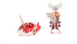 Bajo animales fantásticos - dragón juguete de cartón y plástico