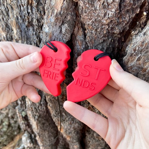 ARK Therapeutic collar mordedor corazón de la amistad rojo - set para niños Set van 2 halve-hartkauwkettingen om samen met een vriend(in) te dragen.-3