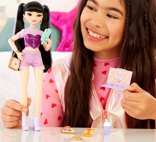 Mattel muñeca fashion Barbie Dream Besties Renee con accesorios y mechas moradas-3