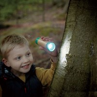 Hape linterna manual juguete sostenible bambú