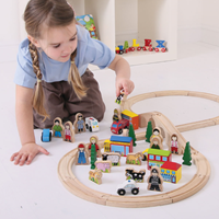 BigJigs accesorios de vías de tren de madera - Set de expansión con figuras y edificios-3